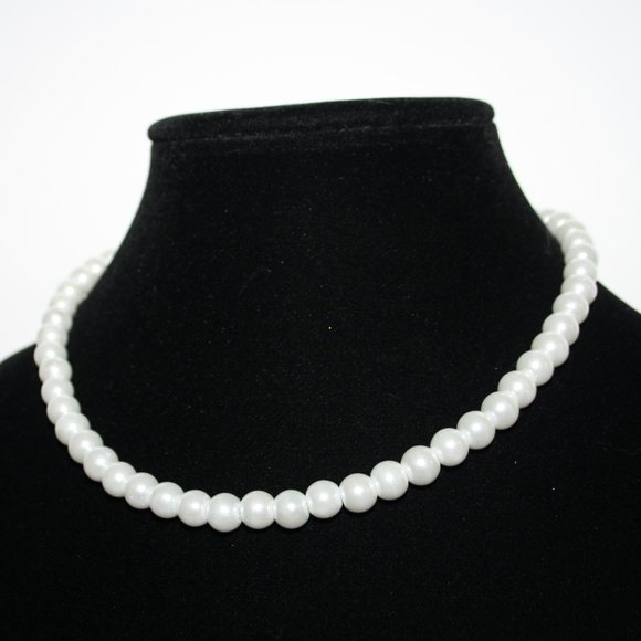 Vintage Jewelry - Pretty white pearl necklace 16"